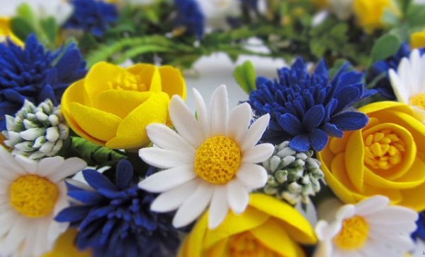 Wie man Foamiran herstellt. Meisterkurs zum Thema Blumenbasteln, Bastelvorlagen, Blumenstraußideen, Muster zum Erstellen einer Komposition. Foto