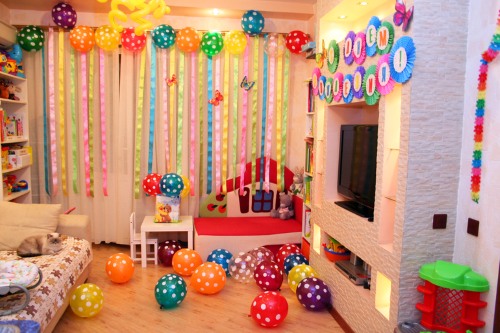 Come decorare una stanza con le tue mani per un compleanno. Idee con foto: decorazioni con palline, lustrini, lavoretti di carta