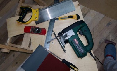 DIY-Entwicklungsboards für Kinder. So stellen Sie ein Busy Board her und befestigen Klettverschlüsse und Knöpfe. Foto