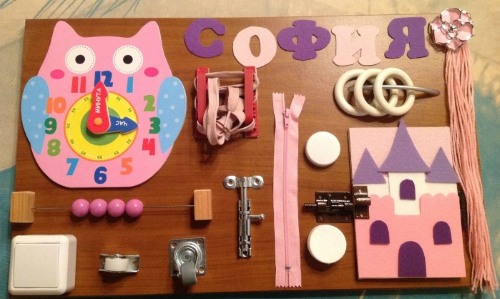 DIY-Entwicklungsboards für Kinder. So stellen Sie ein Busy Board her und befestigen Klettverschlüsse und Knöpfe. Foto