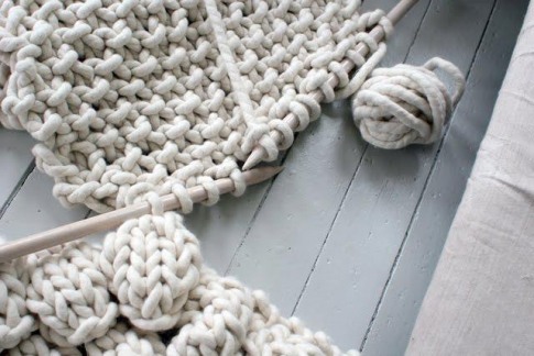Mütze für neugeborene Jungen und Mädchen. Stricken mit Beschreibungen und Diagrammen