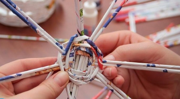 DIY-Korb aus Zeitungsrollen. Meisterkurs für Anfänger Schritt für Schritt, Fotos