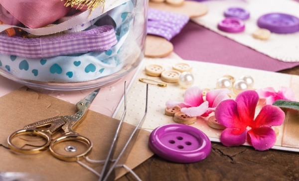 So erstellen Sie mit der Scrapbooking-Technik mit Ihren eigenen Händen eine Postkarte. Schritt-für-Schritt-Anleitung mit Fotos