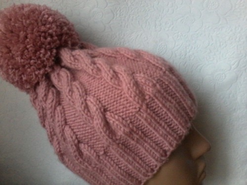 Strickmütze für Damen. Schema mit Beschreibung für Anfänger. Neue Modelle 2024