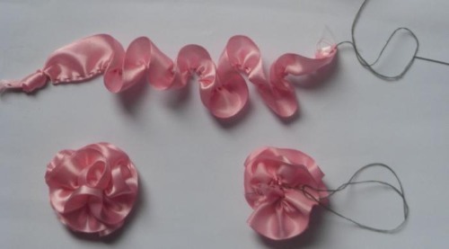 DIY-Blumen aus Bändern. Interessante Meisterkurse Schritt für Schritt mit Fotos und Videos