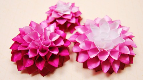 DIY-Blumen aus Bändern. Interessante Meisterkurse Schritt für Schritt mit Fotos und Videos