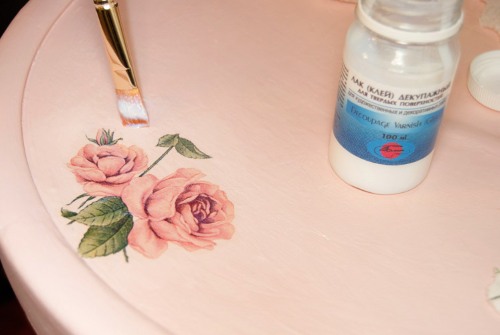 Decoupage. Masterclass per principianti passo dopo passo con foto: da tovaglioli su bottiglia, scatola, piatto, sedia, su legno, da carta da parati, fotografia, guscio d'uovo