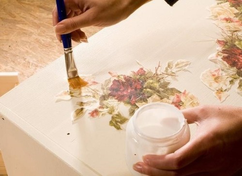 Decoupage. Masterclass per principianti passo dopo passo con foto: da tovaglioli su bottiglia, scatola, piatto, sedia, su legno, da carta da parati, fotografia, guscio d'uovo