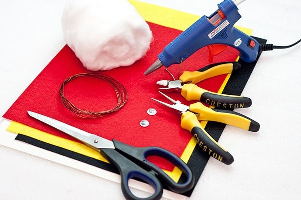 So stellen Sie mit Kindern mit eigenen Händen ein Spielzeug aus Abfallmaterialien her: aus Stoff, Nylonstrumpfhosen, Papier, Socken, Filz, Schaumstoff, Pompons, Naturmaterial