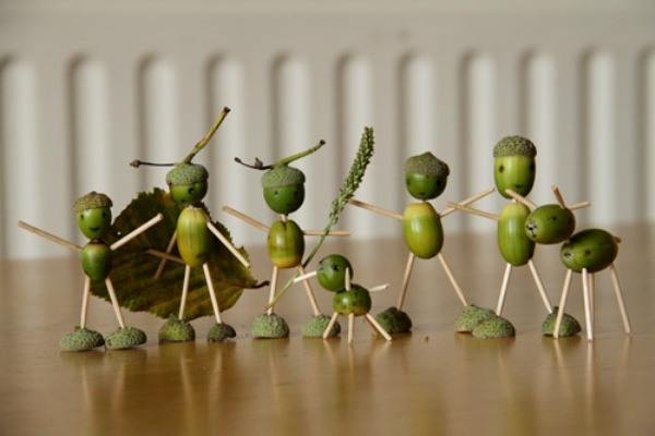 So stellen Sie mit Kindern mit eigenen Händen ein Spielzeug aus Abfallmaterialien her: aus Stoff, Nylonstrumpfhosen, Papier, Socken, Filz, Schaumstoff, Pompons, Naturmaterial