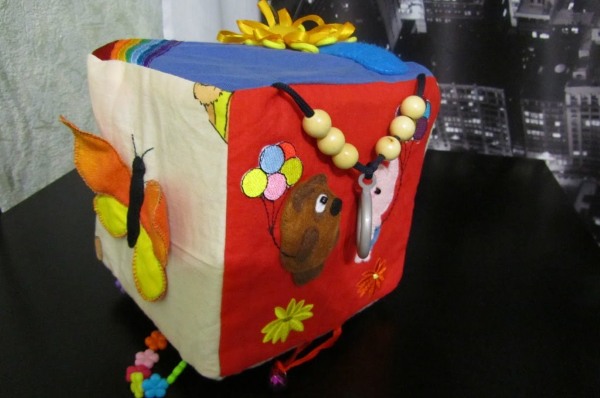 So stellen Sie mit Kindern mit eigenen Händen ein Spielzeug aus Abfallmaterialien her: aus Stoff, Nylonstrumpfhosen, Papier, Socken, Filz, Schaumstoff, Pompons, Naturmaterial