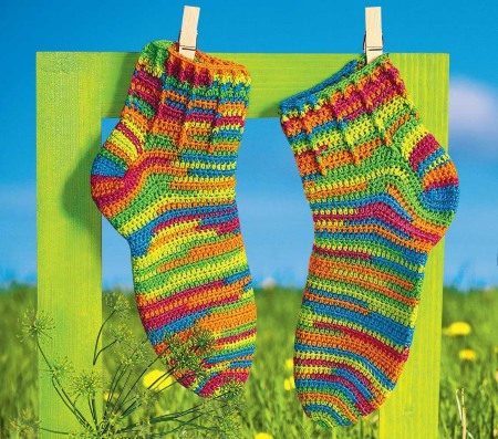Socken stricken mit Stricknadeln, Häkeln für Anfänger. Schritt-für-Schritt-Anleitungen mit Fotos, Mustern und Diagrammen