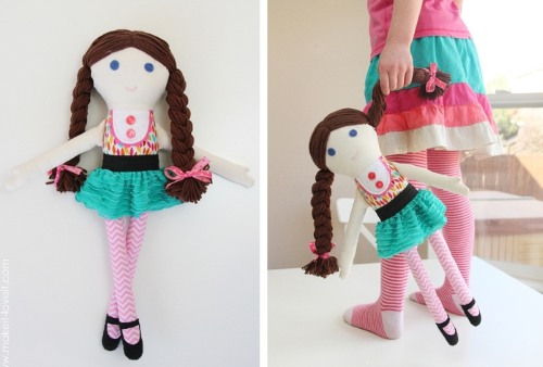 DIY-Puppe für Anfänger. Meisterklasse, Muster mit Schritt-für-Schritt-Beschreibungen aus Stoff, Strumpfhosen, Socken, Fäden, Plastikflaschen, Papier. Foto