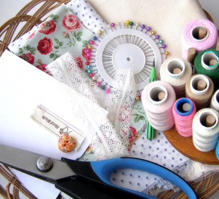 DIY-Puppe für Anfänger. Meisterklasse, Muster mit Schritt-für-Schritt-Beschreibungen aus Stoff, Strumpfhosen, Socken, Fäden, Plastikflaschen, Papier. Foto