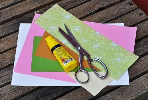 So basteln Sie von Ihrer Tochter eine Geburtstagskarte für die Mutter. Schritt-für-Schritt-Anleitung zum Basteln eines Papierhandwerks mit eigenen Händen, Schritt für Schritt, mit einer Überraschung im Inneren, mit einem Herzen