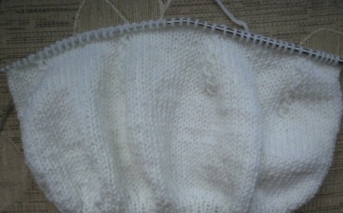 Strickmuster mit Beschreibungen und Diagrammen: Zöpfe, durchbrochen, einfach, klein, für Kindersachen, aus vorderen und hinteren Maschen
