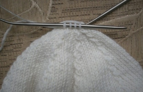 Strickmuster mit Beschreibungen und Diagrammen: Zöpfe, durchbrochen, einfach, klein, für Kindersachen, aus vorderen und hinteren Maschen