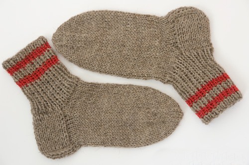 Strickmuster mit Beschreibungen und Diagrammen: Zöpfe, durchbrochen, einfach, klein, für Kindersachen, aus vorderen und hinteren Maschen