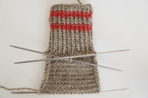 Strickmuster mit Beschreibungen und Diagrammen: Zöpfe, durchbrochen, einfach, klein, für Kindersachen, aus vorderen und hinteren Maschen