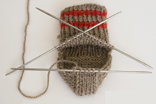 Strickmuster mit Beschreibungen und Diagrammen: Zöpfe, durchbrochen, einfach, klein, für Kindersachen, aus vorderen und hinteren Maschen