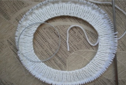 Strickmuster mit Beschreibungen und Diagrammen: Zöpfe, durchbrochen, einfach, klein, für Kindersachen, aus vorderen und hinteren Maschen