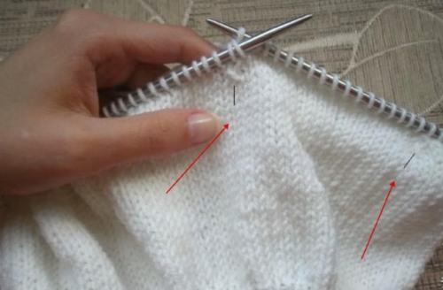 Strickmuster mit Beschreibungen und Diagrammen: Zöpfe, durchbrochen, einfach, klein, für Kindersachen, aus vorderen und hinteren Maschen