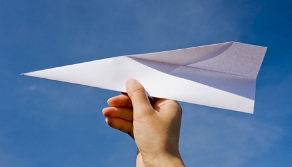 So bauen Sie mit Ihren eigenen Händen ein Papierflugzeug, das lange fliegt. Montagediagramme mit Faltlinien, ein Modell, das weit und hoch fliegt. Schritt-für-Schritt-Anleitungen, Vorlagen