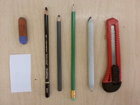 Wie man für Anfänger Schritt für Schritt ein Mädchen mit einem Bleistift zeichnet. Gesicht, Ganzkörperansicht, Profil, von hinten, von hinten, mit langen Haaren, kurz
