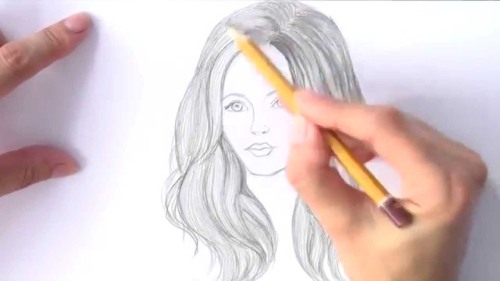 Wie man für Anfänger Schritt für Schritt ein Mädchen mit einem Bleistift zeichnet. Gesicht, Ganzkörperansicht, Profil, von hinten, von hinten, mit langen Haaren, kurz