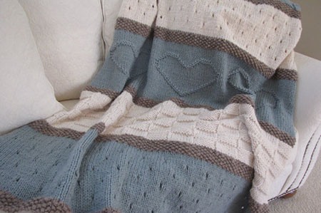 So stricken Sie eine Decke mit Stricknadeln für Anfänger. Schemata mit Beschreibungen, Schritt-für-Schritt-Anleitungen, Fotos. Meisterklasse