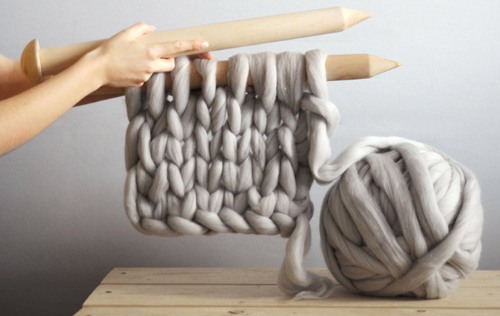 So stricken Sie eine Decke mit Stricknadeln für Anfänger. Schemata mit Beschreibungen, Schritt-für-Schritt-Anleitungen, Fotos. Meisterklasse