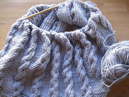 So stricken Sie eine Decke mit Stricknadeln für Anfänger. Schemata mit Beschreibungen, Schritt-für-Schritt-Anleitungen, Fotos. Meisterklasse