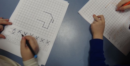 Zeichnungen nach Zellen in einem Notizbuch für Jungen und Mädchen: komplex, schön, schwarzweiß und farbig, Minecraft, Anime