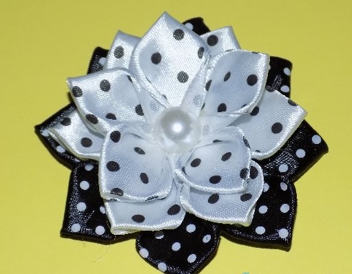 DIY-Haarnadeln aus Satinbändern, Strasssteinen, Perlen, Denim, Leder, Foamiran, Perlen und Draht. Meisterklasse Kanzashi