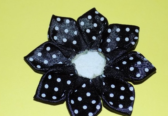 DIY-Haarnadeln aus Satinbändern, Strasssteinen, Perlen, Denim, Leder, Foamiran, Perlen und Draht. Meisterklasse Kanzashi