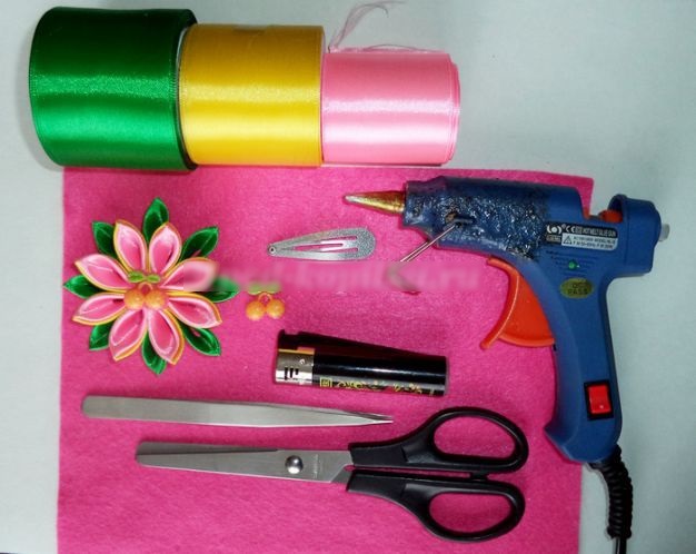 DIY-Haarnadeln aus Satinbändern, Strasssteinen, Perlen, Denim, Leder, Foamiran, Perlen und Draht. Meisterklasse Kanzashi