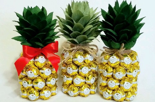 DIY-Ananas aus Süßigkeiten und Champagner: Schritt für Schritt Anleitung zur Herstellung aus einer Flasche. Meisterkurs für Anfänger