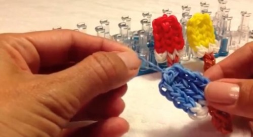 So weben Sie eine Minecraft-Figur, eine Eule, 3D, für einen Griff aus Gummibändern. Weben auf einem Webstuhl, Monsterschwanz, Häkeln für Anfänger. Video