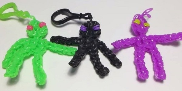 So weben Sie eine Minecraft-Figur, eine Eule, 3D, für einen Griff aus Gummibändern. Weben auf einem Webstuhl, Monsterschwanz, Häkeln für Anfänger. Video