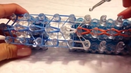 So weben Sie eine Minecraft-Figur, eine Eule, 3D, für einen Griff aus Gummibändern. Weben auf einem Webstuhl, Monsterschwanz, Häkeln für Anfänger. Video