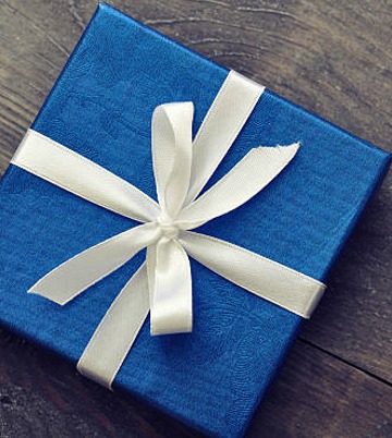 So verpacken Sie ein Geschenk mit Ihren eigenen Händen schön in Geschenkpapier: ohne Schachtel, mit Umschlag, in Form eines Bonbons. Rund, Flach, Groß: Schritt-für-Schritt-Anleitung