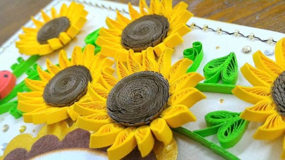 Quilling-Basteln für Anfänger: Muster. Schritt-für-Schritt-Anleitung mit Beschreibung: Blumen, Schmetterling, Tropfen, Trauben, Baumstamm, Chrysantheme, Ei, Tiere. Foto