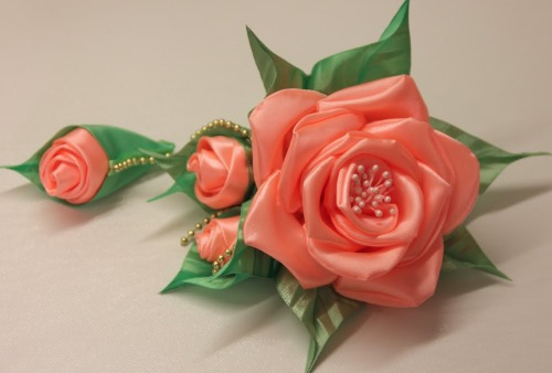 DIY-Rosen aus Satinbändern. Wie man einen Blumenstrauß macht. Detaillierte Meisterkurse mit Fotos