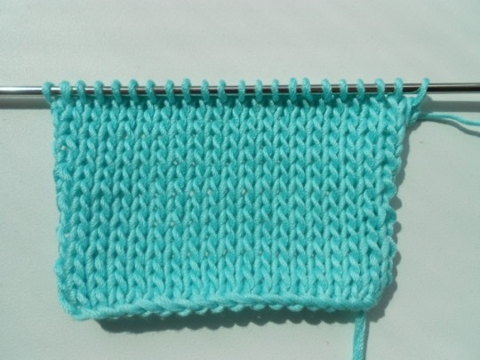 Übergroßer Pullover mit Stricknadeln mit Beschreibung: Englisches Gummiband, Krausrippen, Mohair. Modische Modelle für Frauen, Männer, Schemata