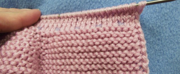 Übergroßer Pullover mit Stricknadeln mit Beschreibung: Englisches Gummiband, Krausrippen, Mohair. Modische Modelle für Frauen, Männer, Schemata