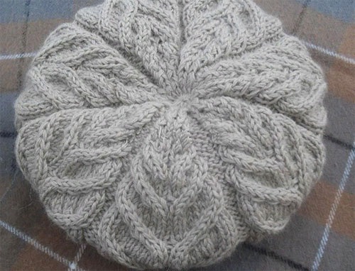 Gestrickte Baskenmützen für Damen. Muster und Beschreibung, Meisterklasse, Strickkurse für Anfänger