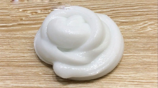 So stellen Sie zu Hause mit Ihren eigenen Händen Schleim her. Rezept aus Shampoo, Zahnpasta, Salz, Kleber, Rasierschaum