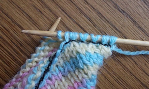 Gestrickte Babyschuhe für Neugeborene. Muster und Beschreibungen, Größen ohne Nähte, wie man Socken strickt, Turnschuhe