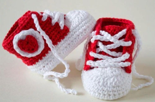 Gestrickte Babyschuhe für Neugeborene. Muster und Beschreibungen, Größen ohne Nähte, wie man Socken strickt, Turnschuhe