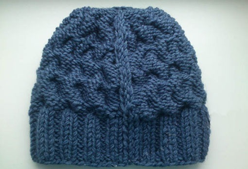 Gestrickte Damenmützen. Wie man eine Beanie strickt, mit Umschlag, voluminös, Winter, mit Arans, Querzopf. Schemata mit Modellbeschreibung